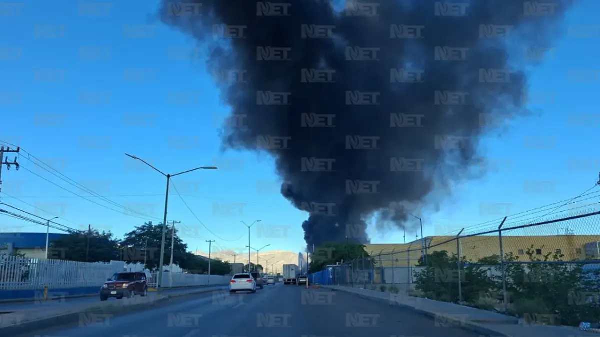 Combaten Bomberos incendio en maquiladora Sun Packaging