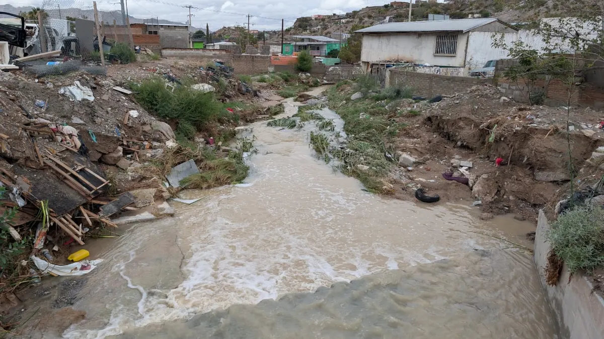 Lluvias arrancan pavimento en la calle Santiago de la colonia Fronteriza