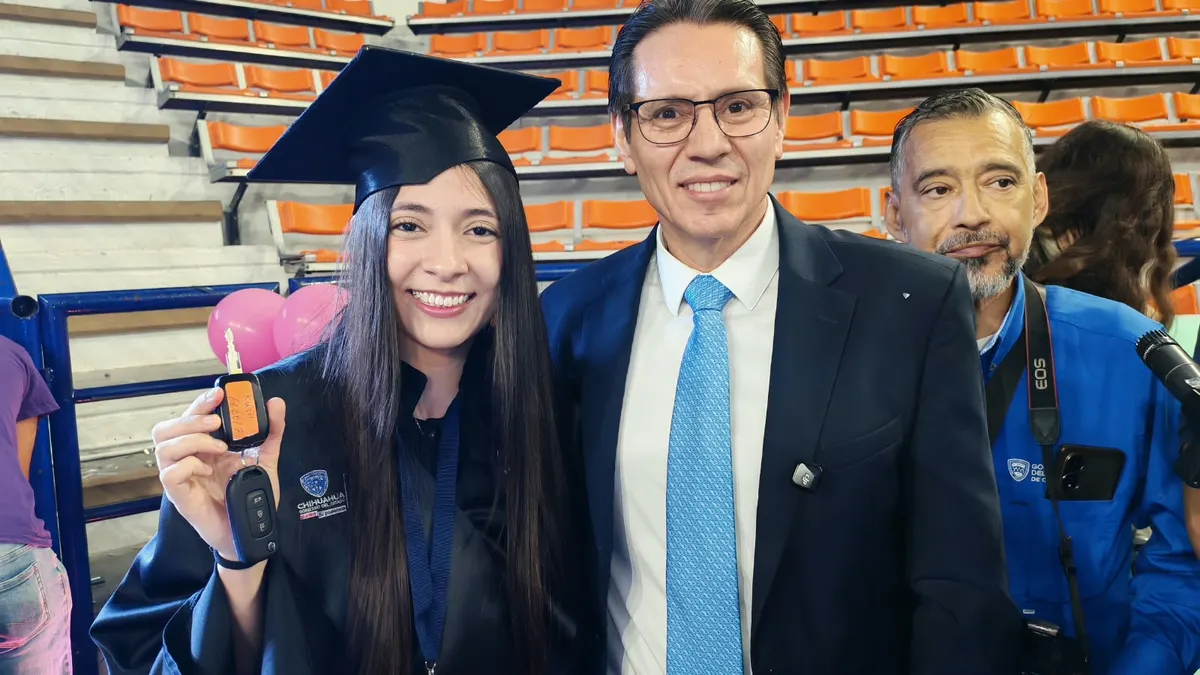 Entregan auto último modelo a egresada de la UACJ con promedio de 9.93