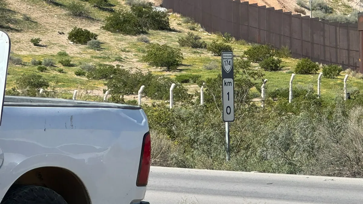 Vuelca camioneta de agentes estatales en carretera Anapra-Santa Teresa