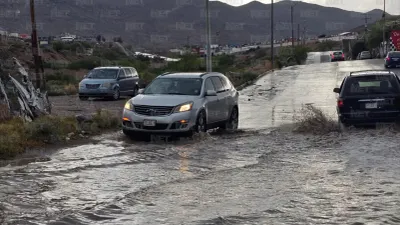 Lluvias provocan encharcamientos y tráfico en Ciudad Juárez
