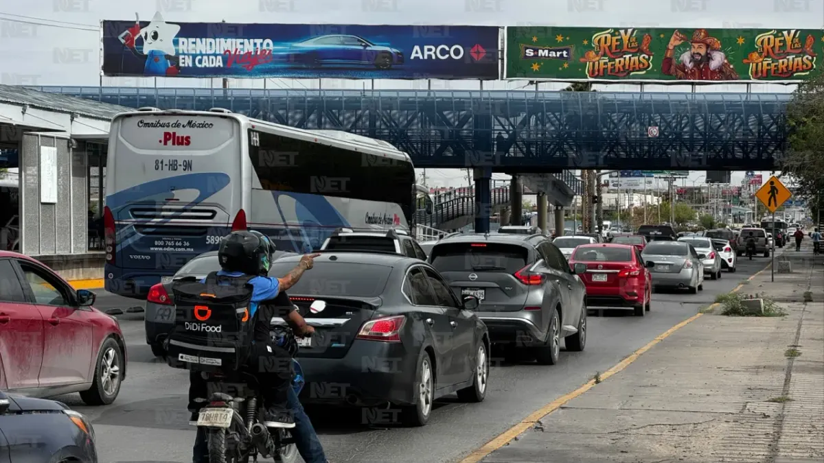 Tráfico complica la movilidad en avenidas principales de Juárez este viernes
