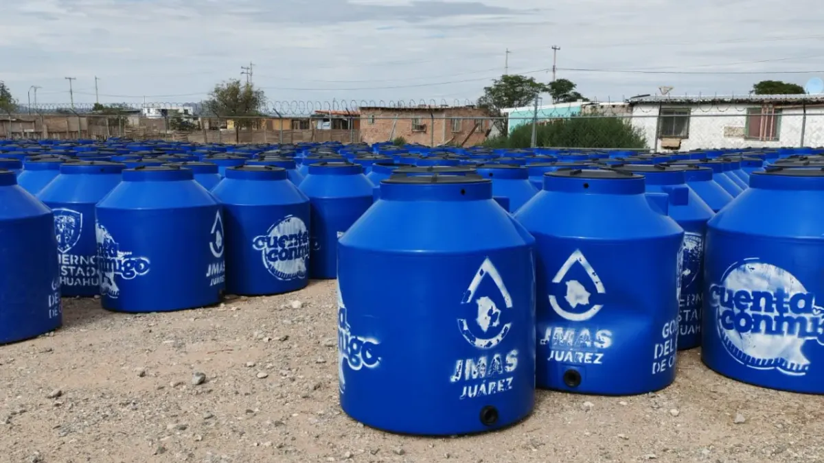 Entrega JMAS tinacos a mil 800 familias en Los Kilómetros