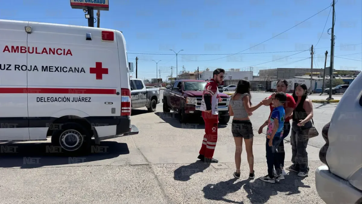 Atienen paramédicos a mujer embarazada y menor tras choque en la Carlos Amaya