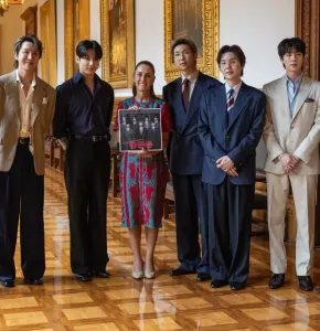 Se reúne Sheinbaum con BTS en Palacio Nacional y comparte foto
