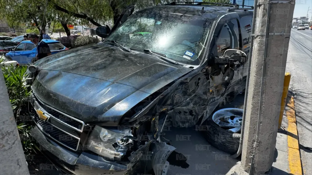 Choque entre Suburban y pickup deja una mujer lesionada en la Tecnológico