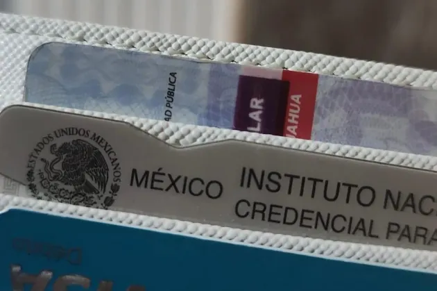 ¿Tu INE tiene una esquina recortada? Esta es la razón del nuevo diseño