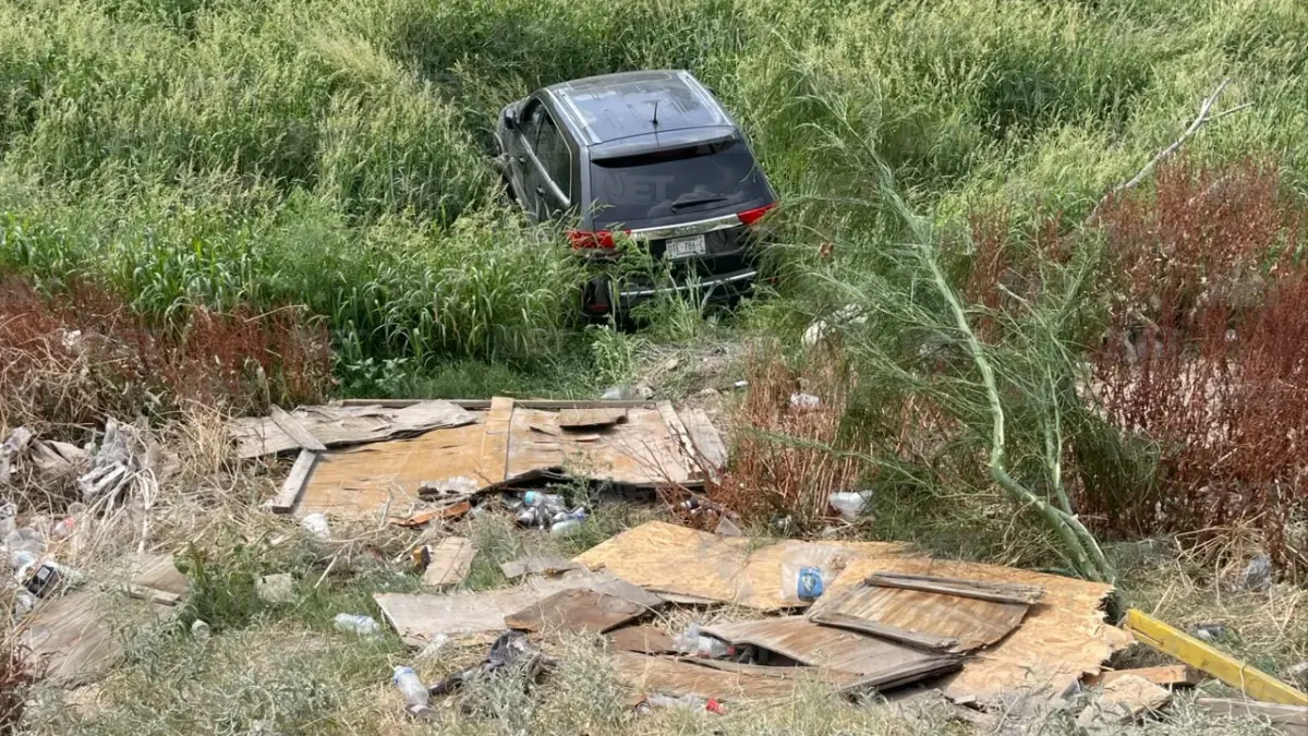 Bajó a cargar gas, olvidó poner el cambio y su Jeep cayó a un dique