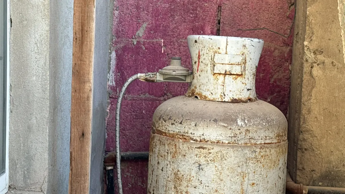 Explota estufa por acumulación de gas y lesiona a mujer en la Lucio Cabañas