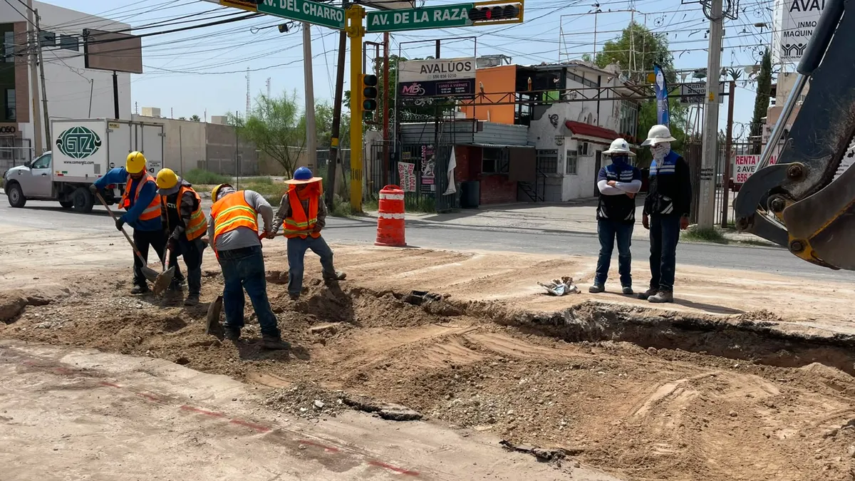 Reparan socavón en avenida De la Raza; prevén reabrir hoy la circulación