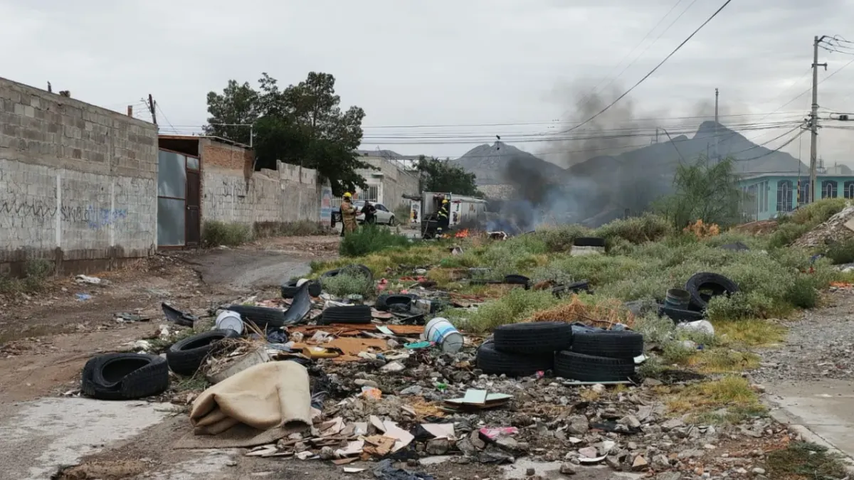 Sofocan Bomberos incendio de llantas en lote baldío de la Oasis Revolución