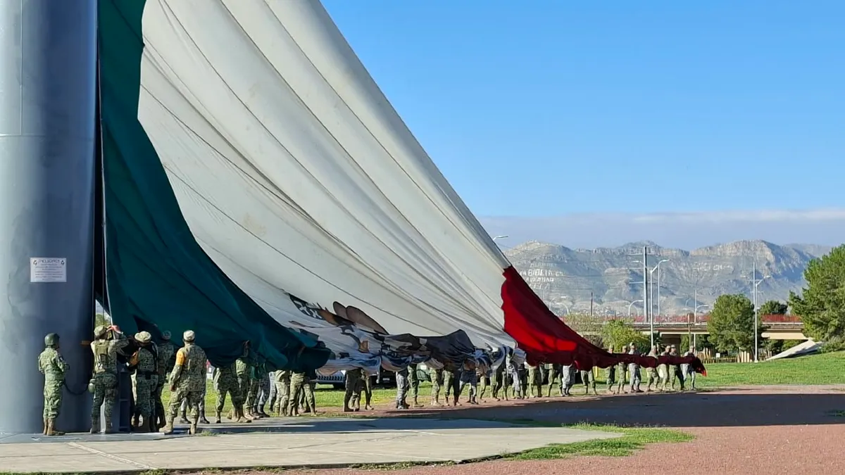 Encabeza alcalde ceremonia cívica en la Megabandera