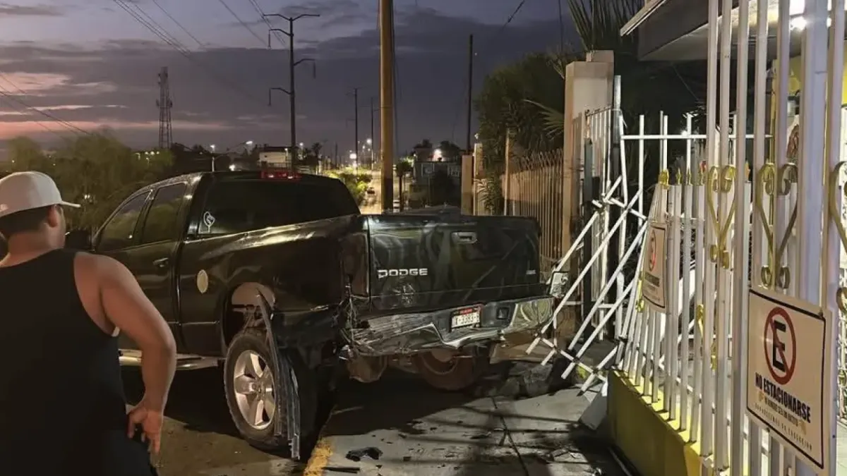Huyen tras chocar camioneta y barandal; piden ayuda para localizarlos