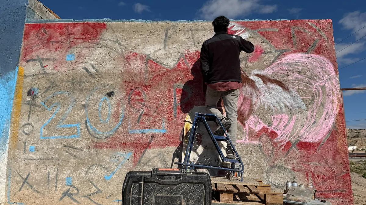 Familia juarense honra a sus difuntos con mural en barda de Camino Real