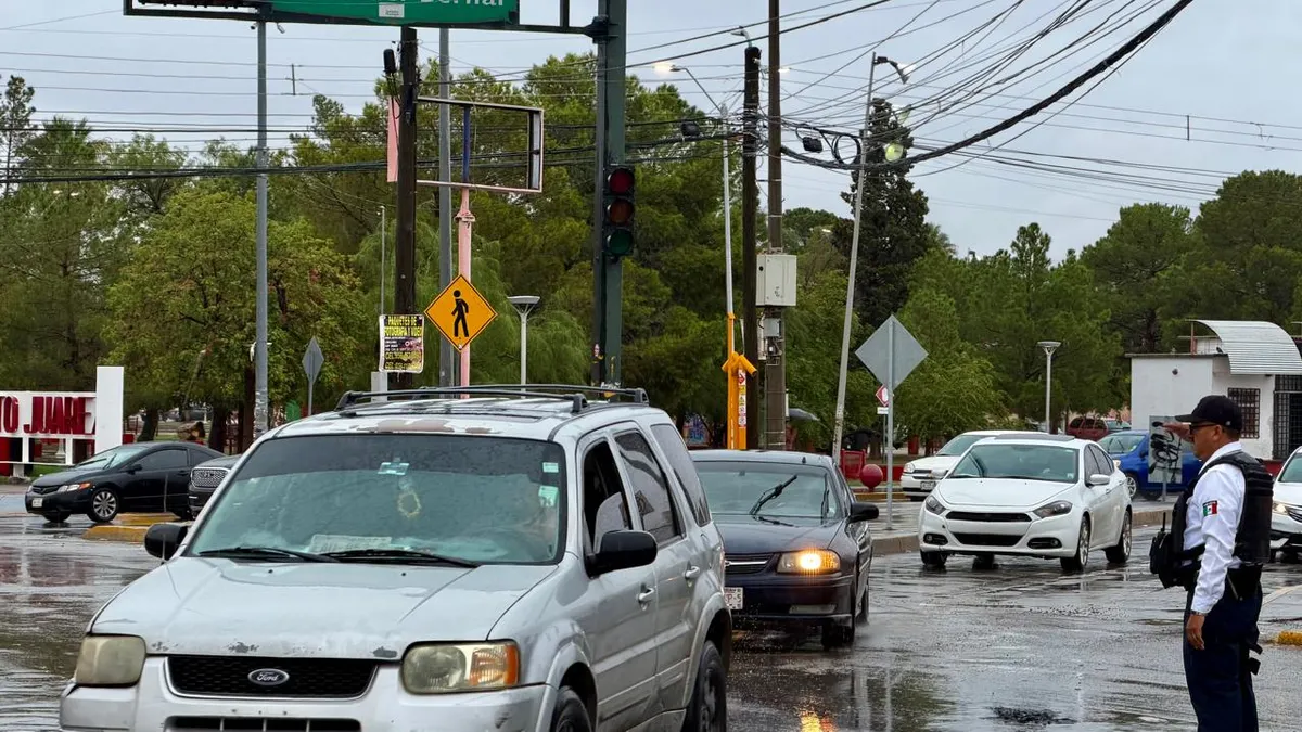Deja lluvia semáforos apagados y provoca choque en la Vicente Guerrero