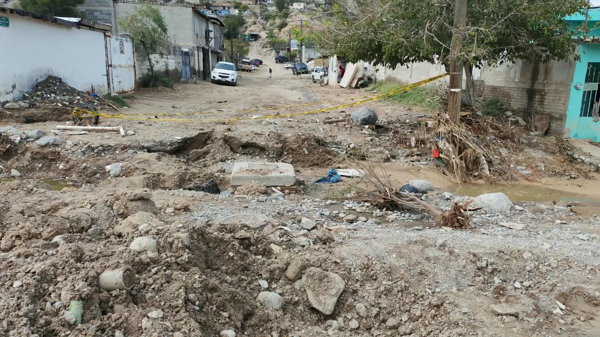 Vecinos de la Francisco Sarabia exigen frenar deslaves en la calle Santiago