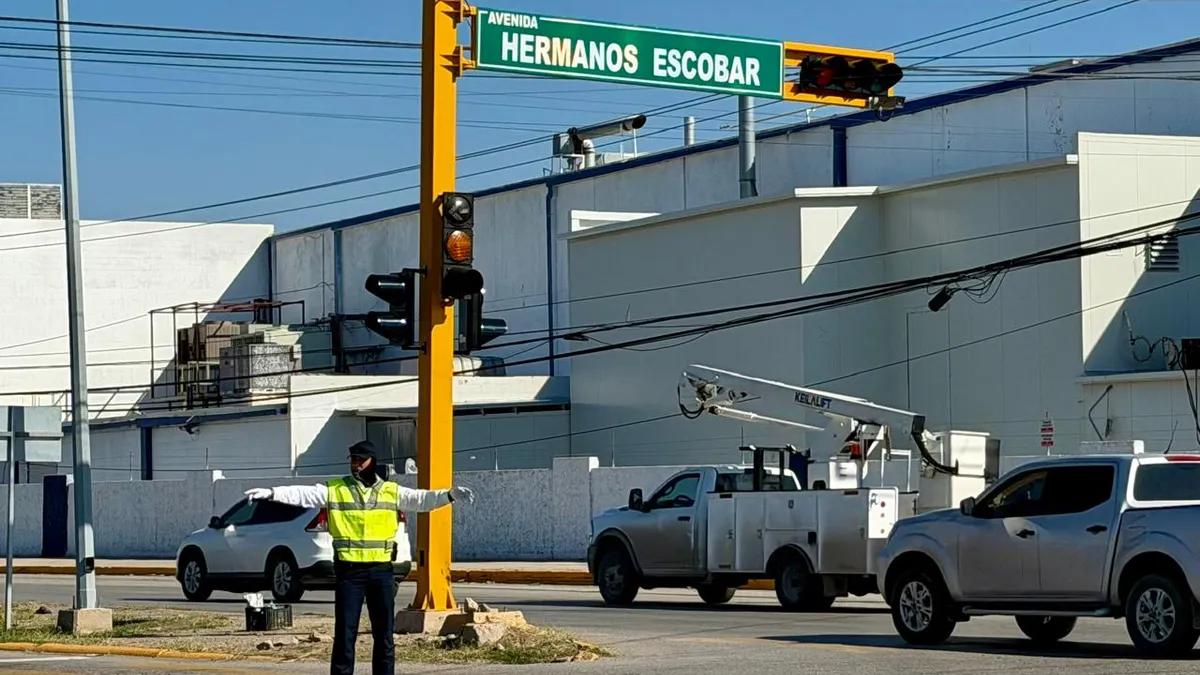Controla agentes tráfico en Pérez Serna y Hermanos Escobar por falta de semáforos
