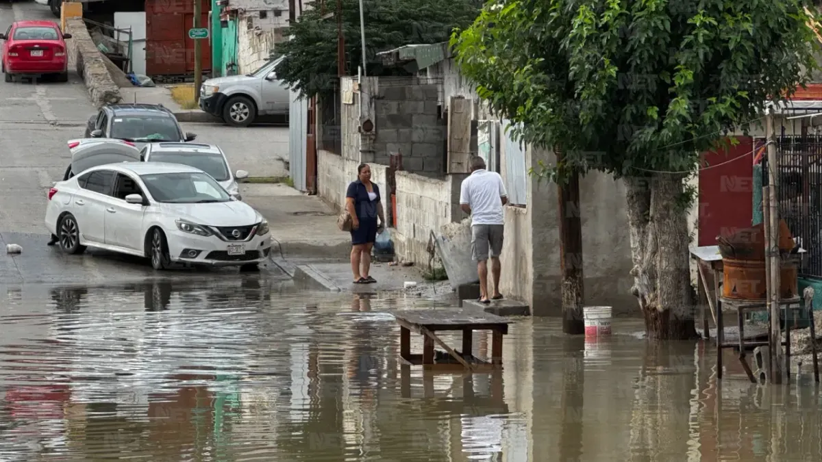Quedan vecinos atrapados en sus viviendas por inundación en la colonia Azteca