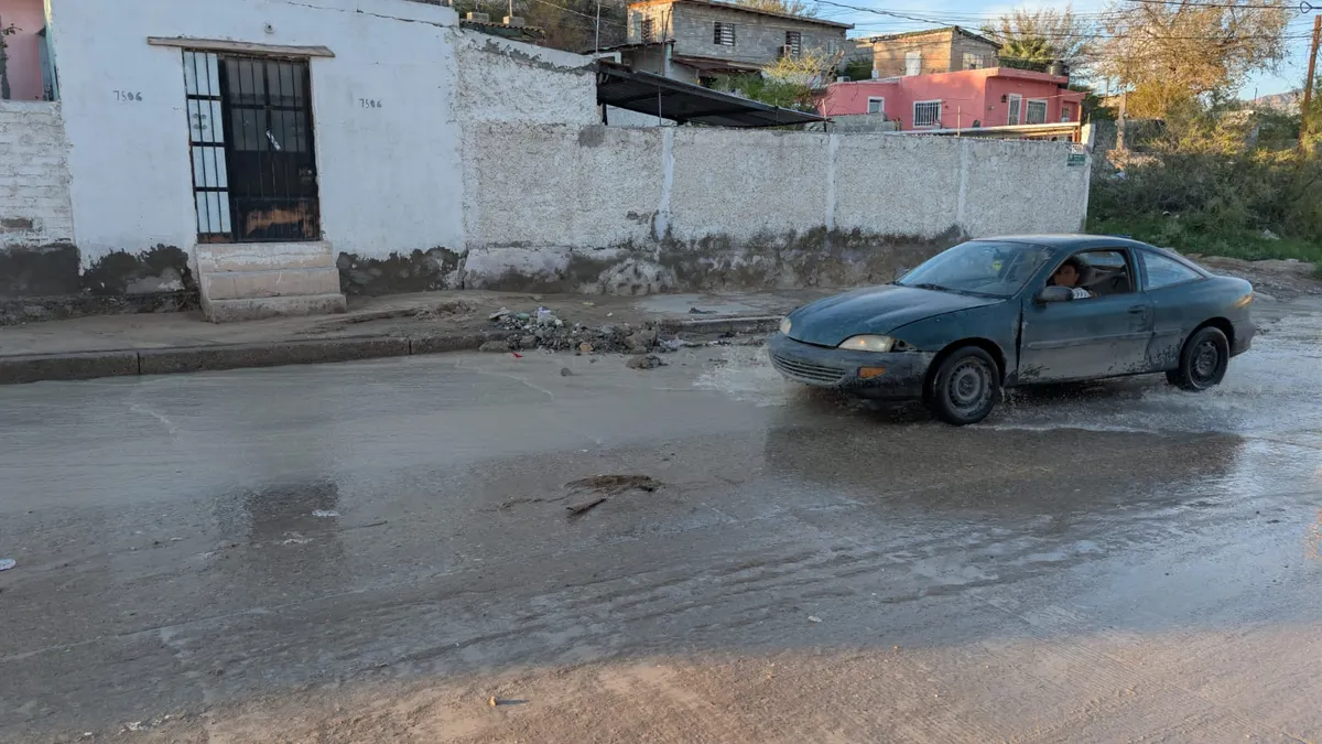 Inunda agua el Arroyo de las Víboras y complica el tránsito en Juárez