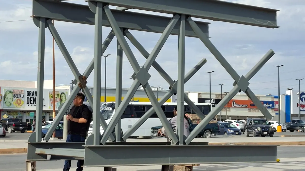 Piden retirar estructura de riesgo sobre banqueta en Talamás Camandari