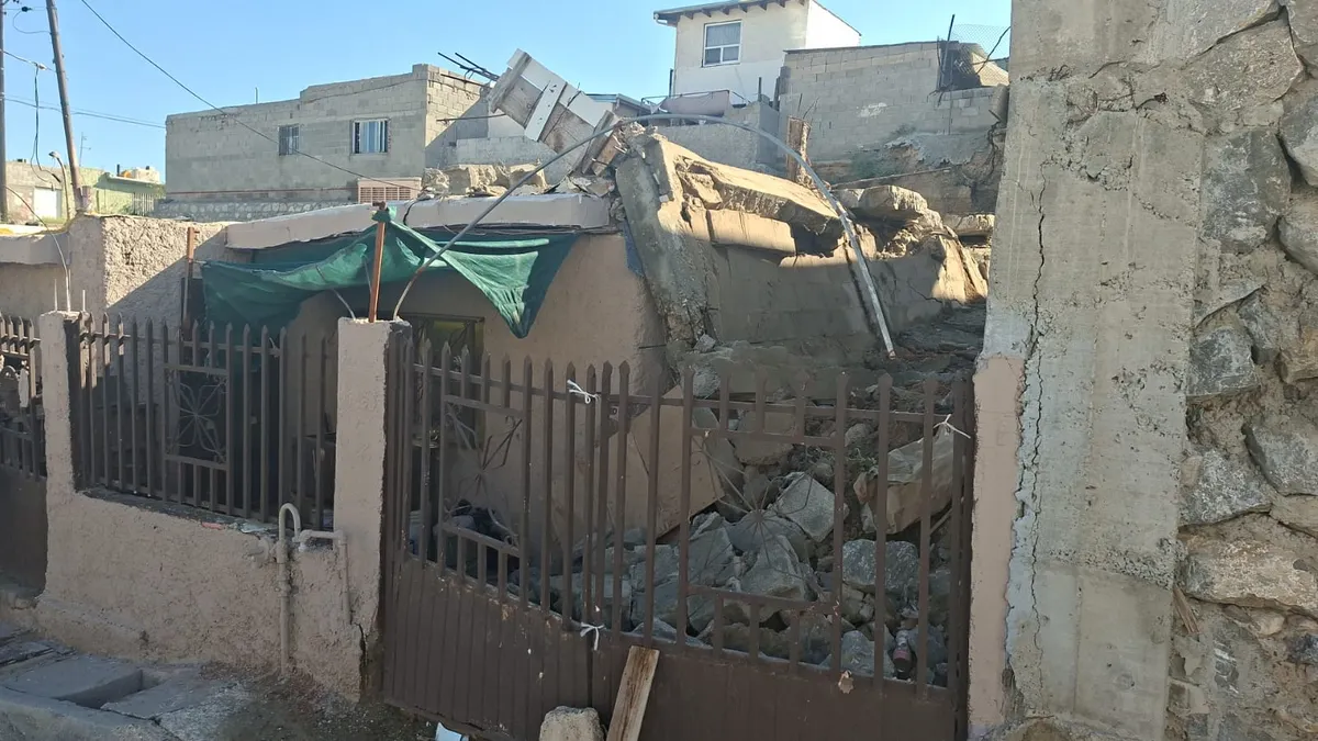 Derrumbe de barda daña vivienda en colonia Vicente Guerrero