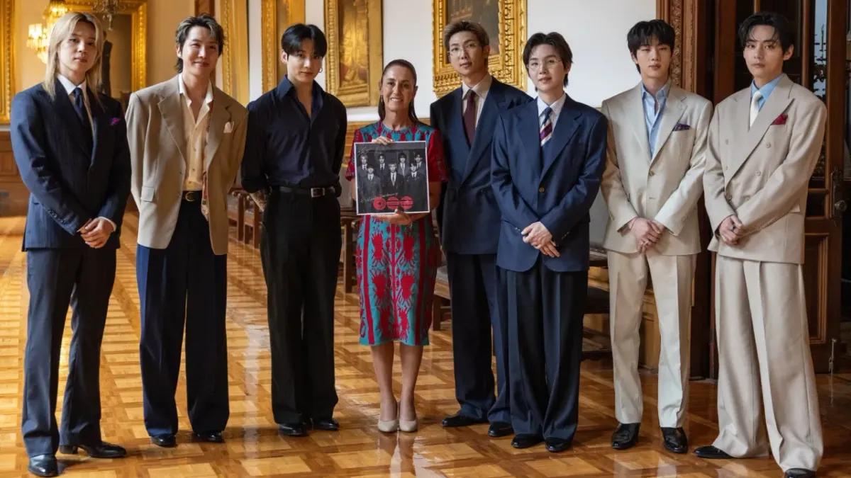 Se reúne Sheinbaum con BTS en Palacio Nacional y comparte foto