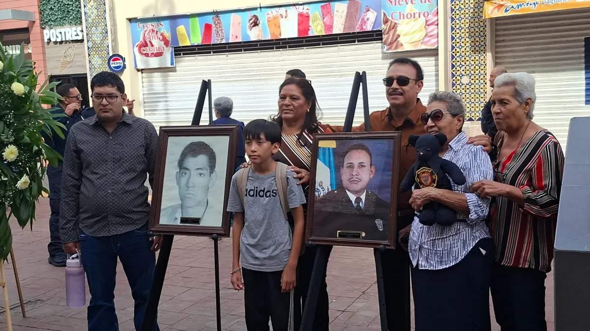 Rinden homenaje a bomberos caídos en incendio del Centro de Chihuahua hace 20 años