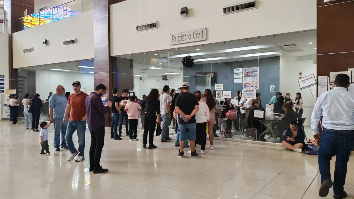 Parejas desafían superstición y se casan en martes 13 en Pueblito Mexicano