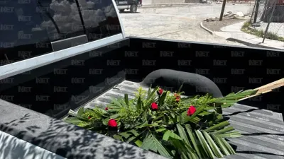 Dejan corona fúnebre con amenaza afuera de vivienda en Las Gladiolas