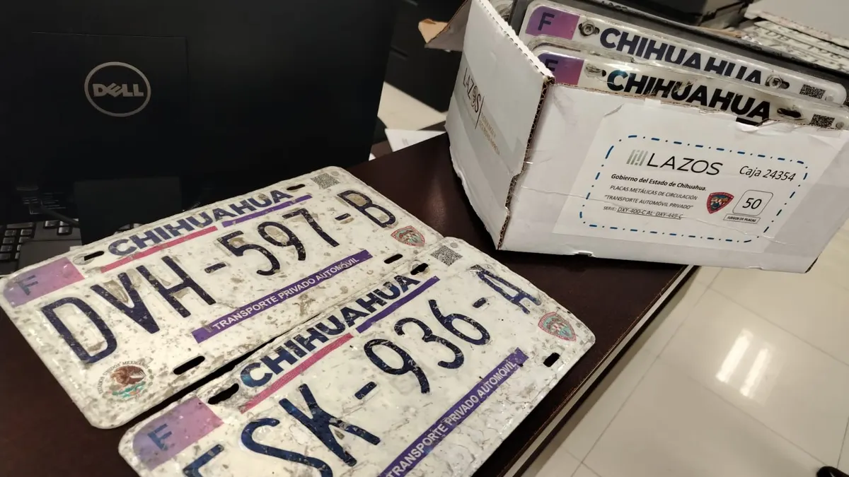 Recuperan 30 placas perdidas por lluvias en Juárez; Recaudación busca a sus dueños