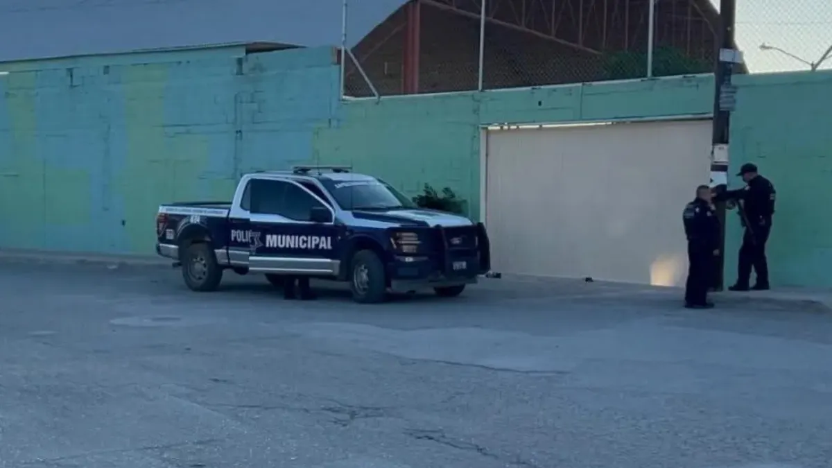 Dejan corona fúnebre con amenaza afuera de secundaria Técnica 64
