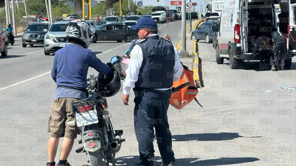 Conductor huye tras chocar con moto y deja 2 lesionados