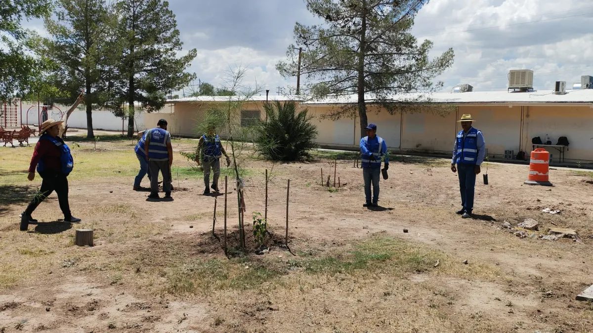 Interviene Estado colonia Melchor Ocampo con bacheo y mejoras en parques