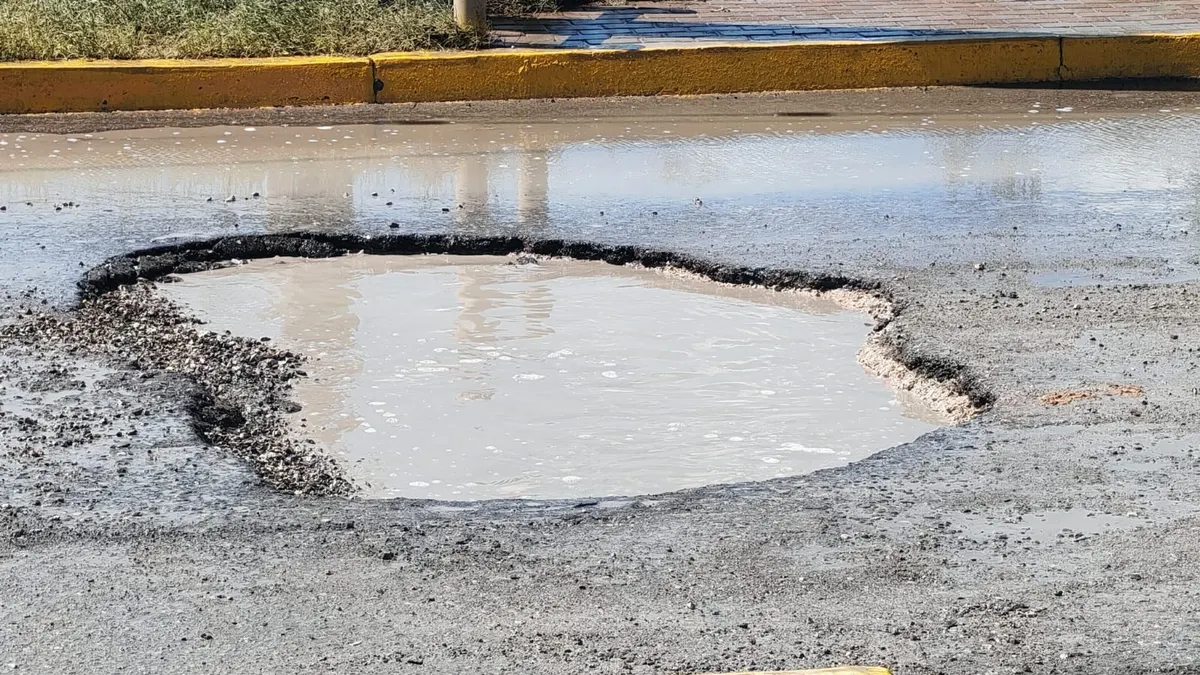 Baches de gran tamaño complican circulación en eje vial Juan Gabriel