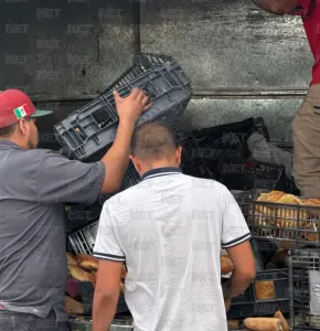 Camioneta repartidora de pan dulce vuelca en bulevar Talamás Camandari