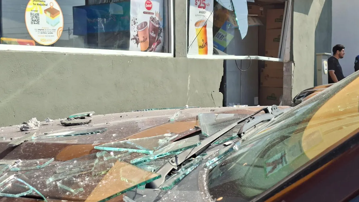 Confunde freno con acelerador y termina dentro de un Oxxo en la Anáhuac