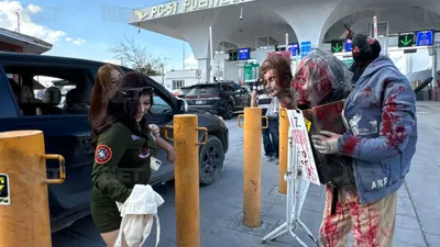 Familias juarenses cruzan a El Paso para pedir dulces de Halloween