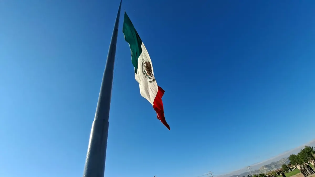 Encabeza alcalde ceremonia cívica en la Megabandera