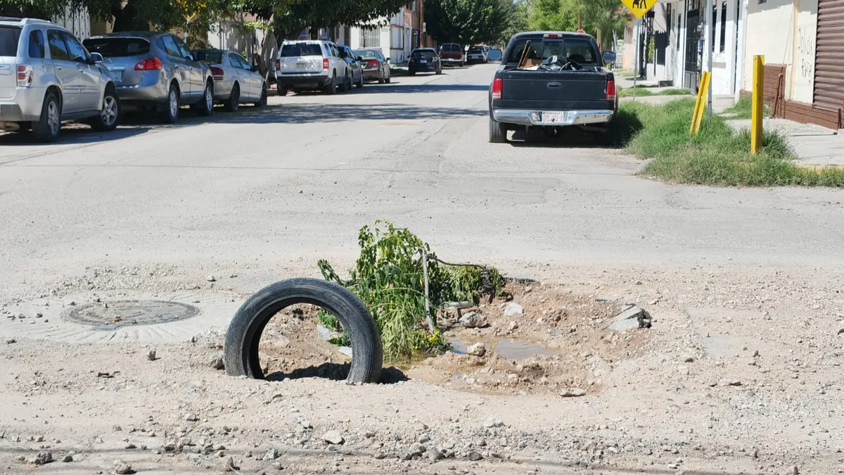 Alertan por hoyancos de gran tamaño en varias vialidades de Juárez tras lluvias
