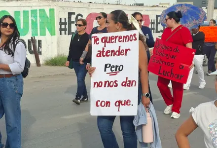 Marchan trabajadores del IMSS en Juárez; rechazan aumento salarial del 8%