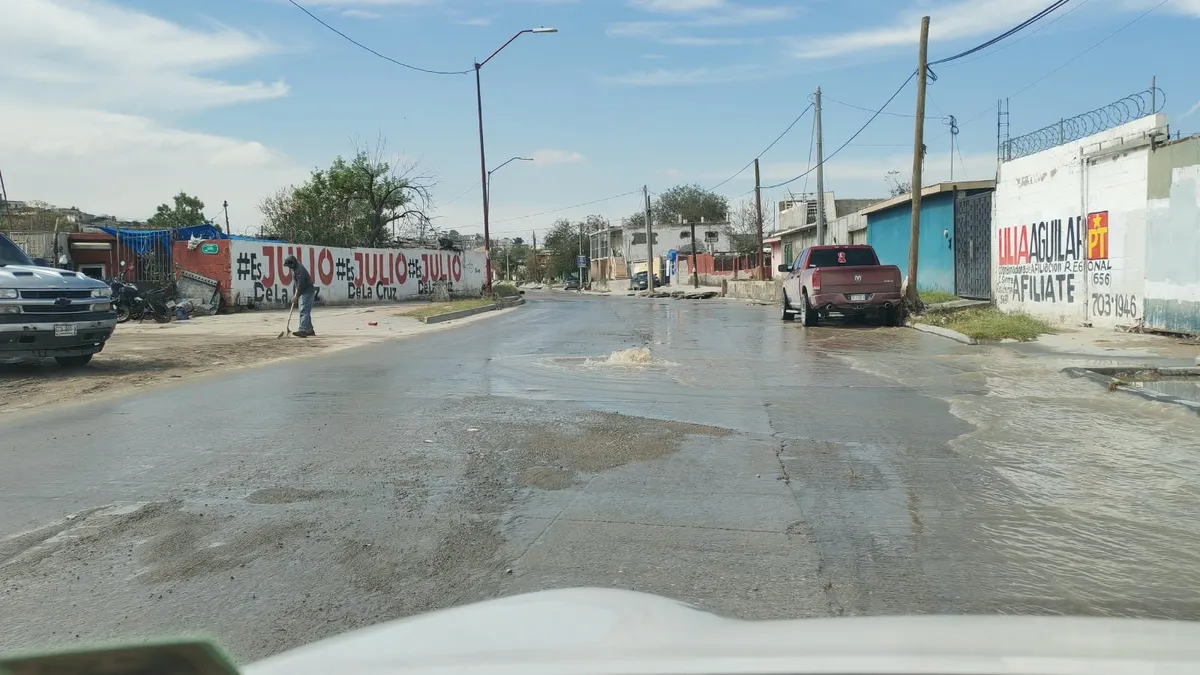 Lluvias arrancan pavimento en la Felipe Ángeles y dañan viviendas