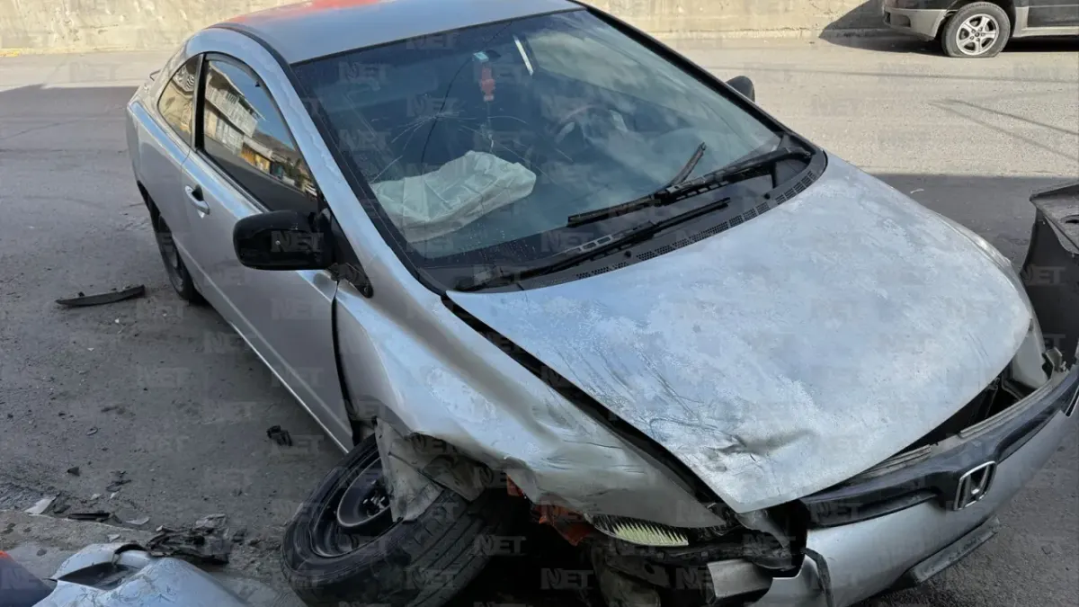 Se le sale la llanta y choca contra dos autos estacionados en la Chaveña