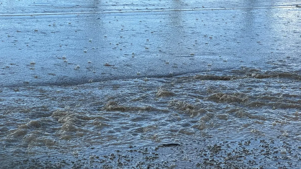 Lluvia inesperada deja encharcamientos en el sur de Juárez