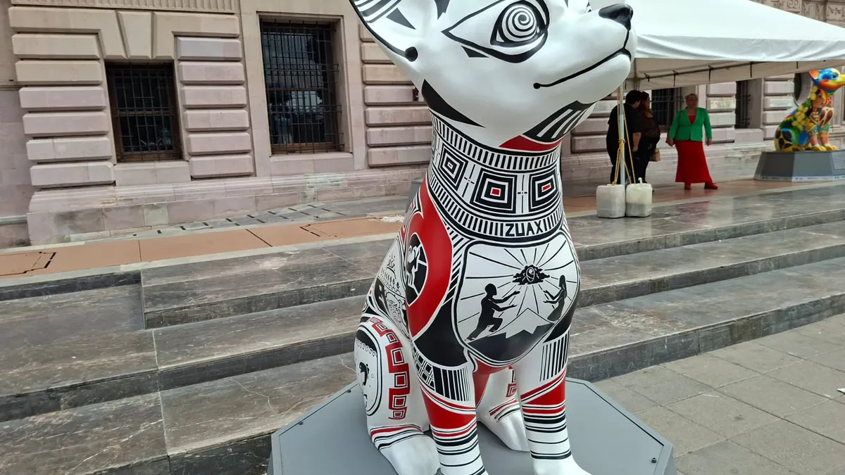 Artistas locales intervienen esculturas de perros chihuahua para el Ficuu