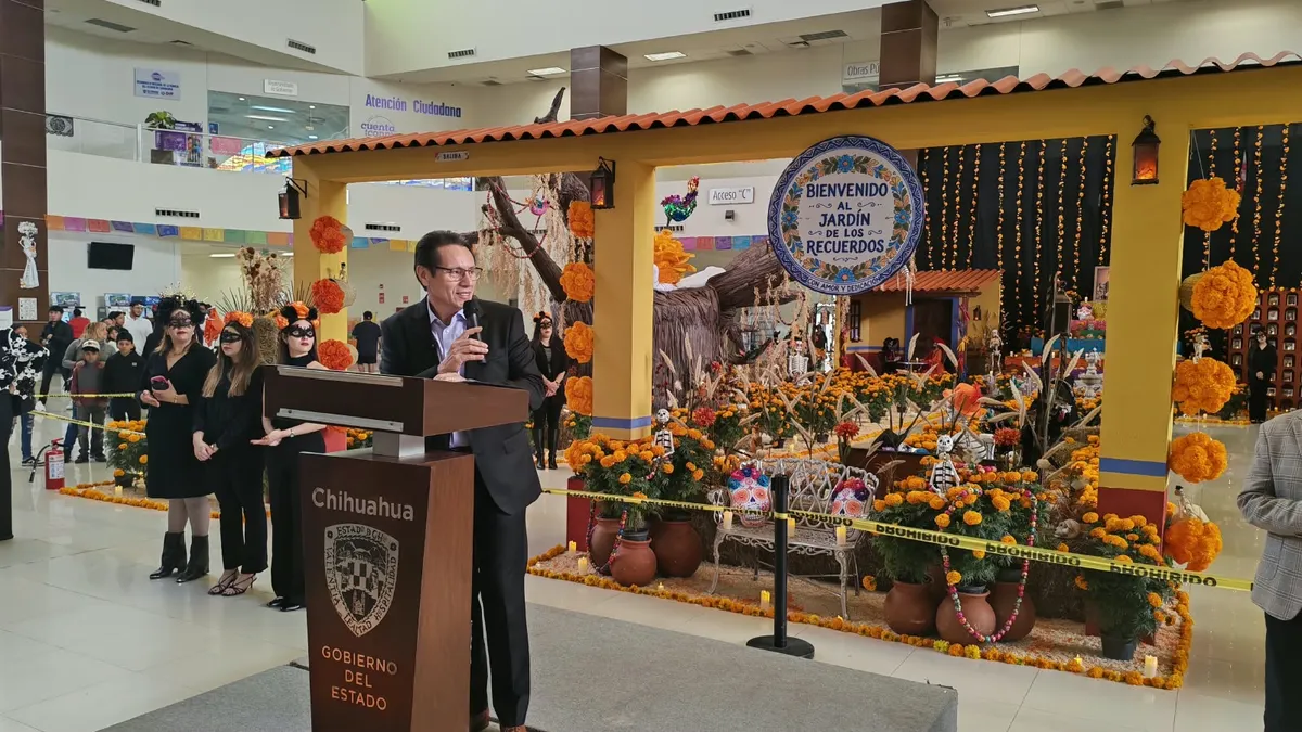 Colocan altar de muertos 'El Jardín de los Recuerdos' en Pueblito Mexicano