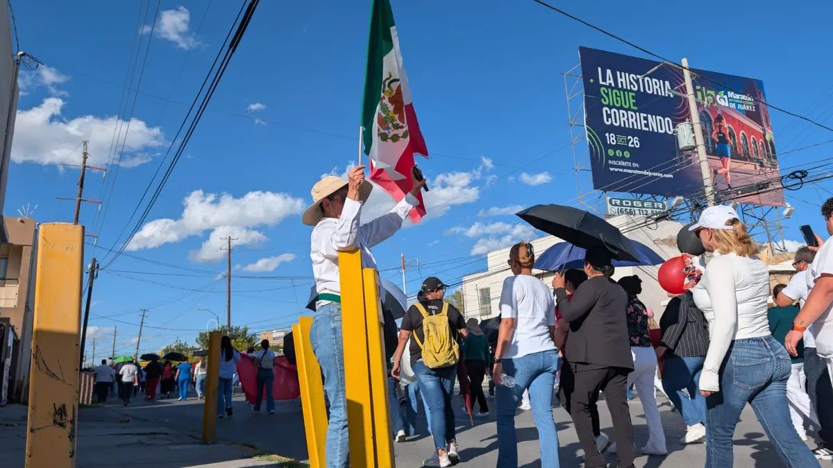 Más de mil trabajadores del IMSS marchan en Juárez; exigen aumento salarial e insumos