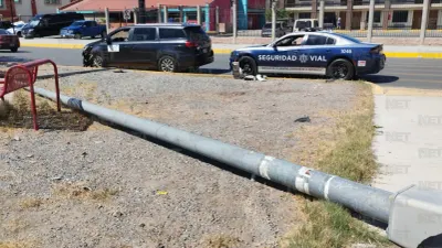 Chocan dos vehículos frente a Pueblito Mexicano; dañan poste y barda de hotel
