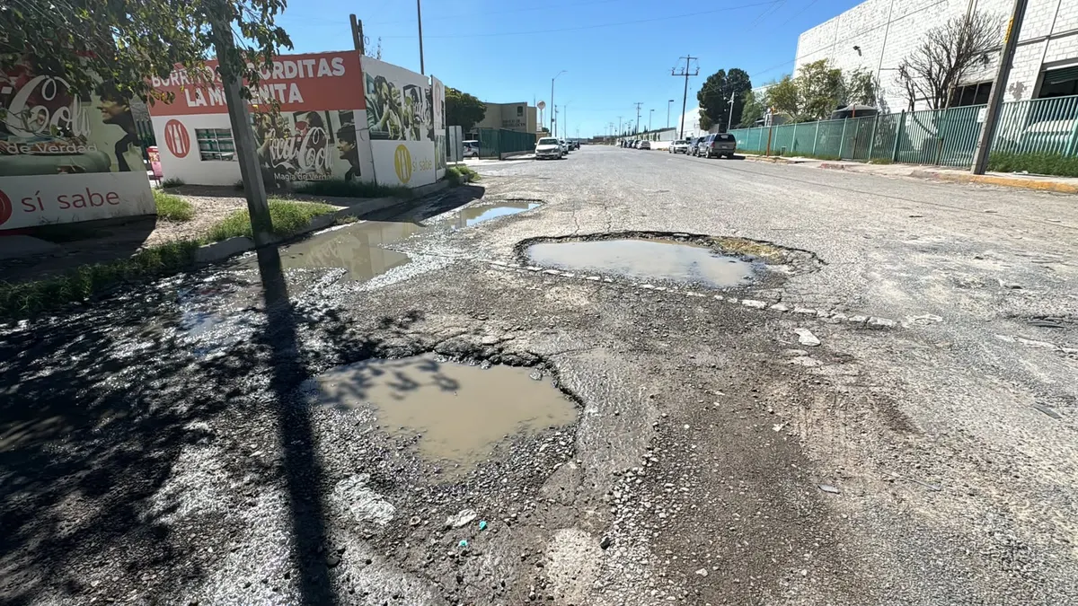 Baches en acceso a urgencias del IMSS 67 causan daños a vehículos