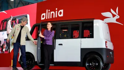 Presentan Sheinbaum y Olinia vehículo eléctrico mexicano desde 150 mil pesos