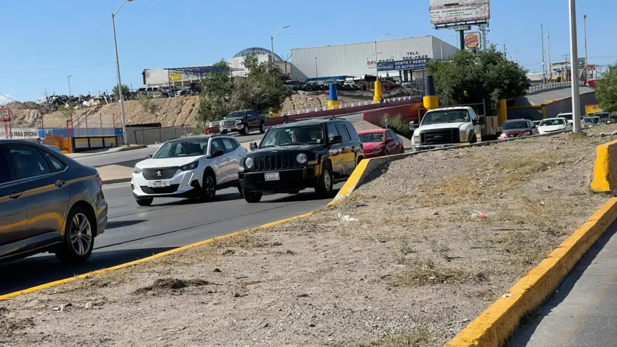 Trabajos de pintura en camellones provocan fuerte tráfico en Las Torres